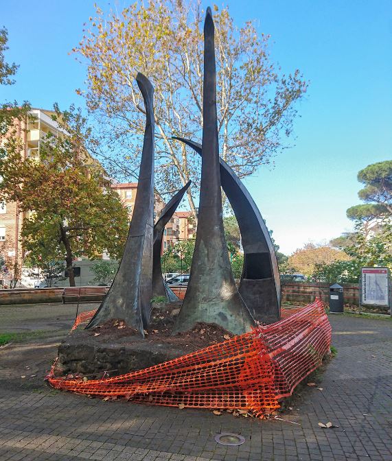 Ancora in attesa di restauro il monumento di Largo Bompiani