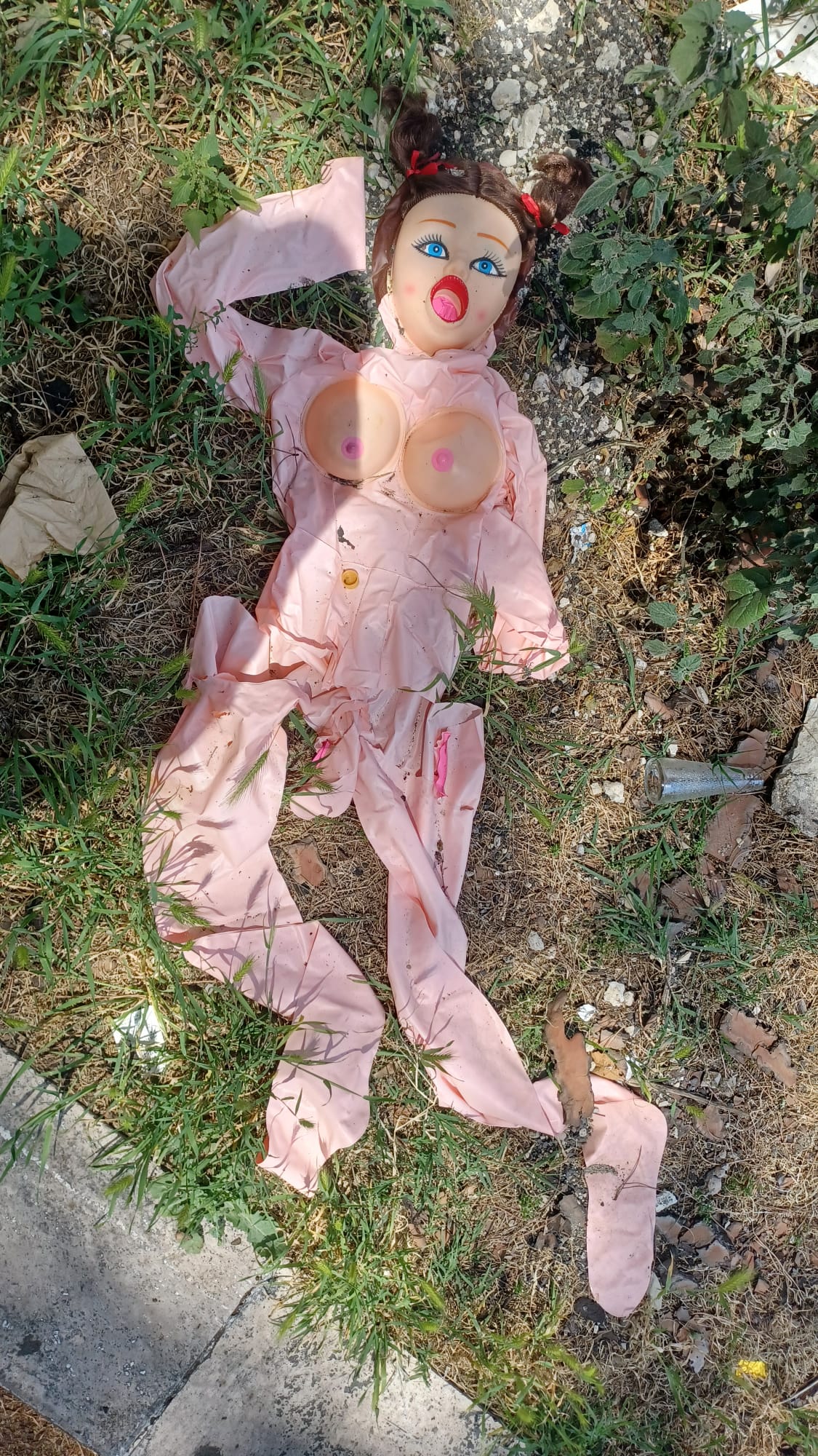Garbatella: trovata un'altra bambola gonfiabile a terra