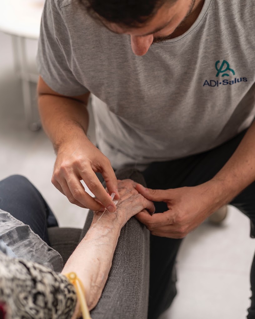 Operatore di ADI Sales durante una visita di assistenza sanitaria gratuita per anziani