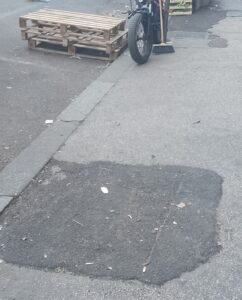 via Ostiense tombini coperti di cemento