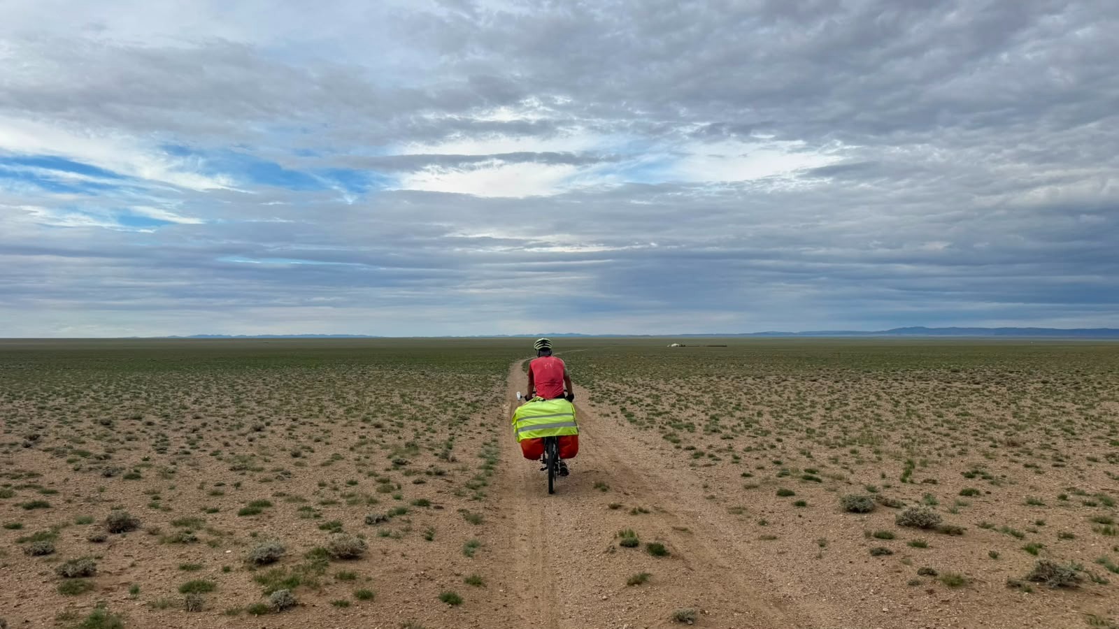 Dalla Garbatella a Kyoto in bici: la pedalata di Leo / Agosto mongolo. Attraversando le steppe battute da Genghis Khan e dai suoi discendenti. E poi ancora una storia di Corto Maltese da raccontare [13]